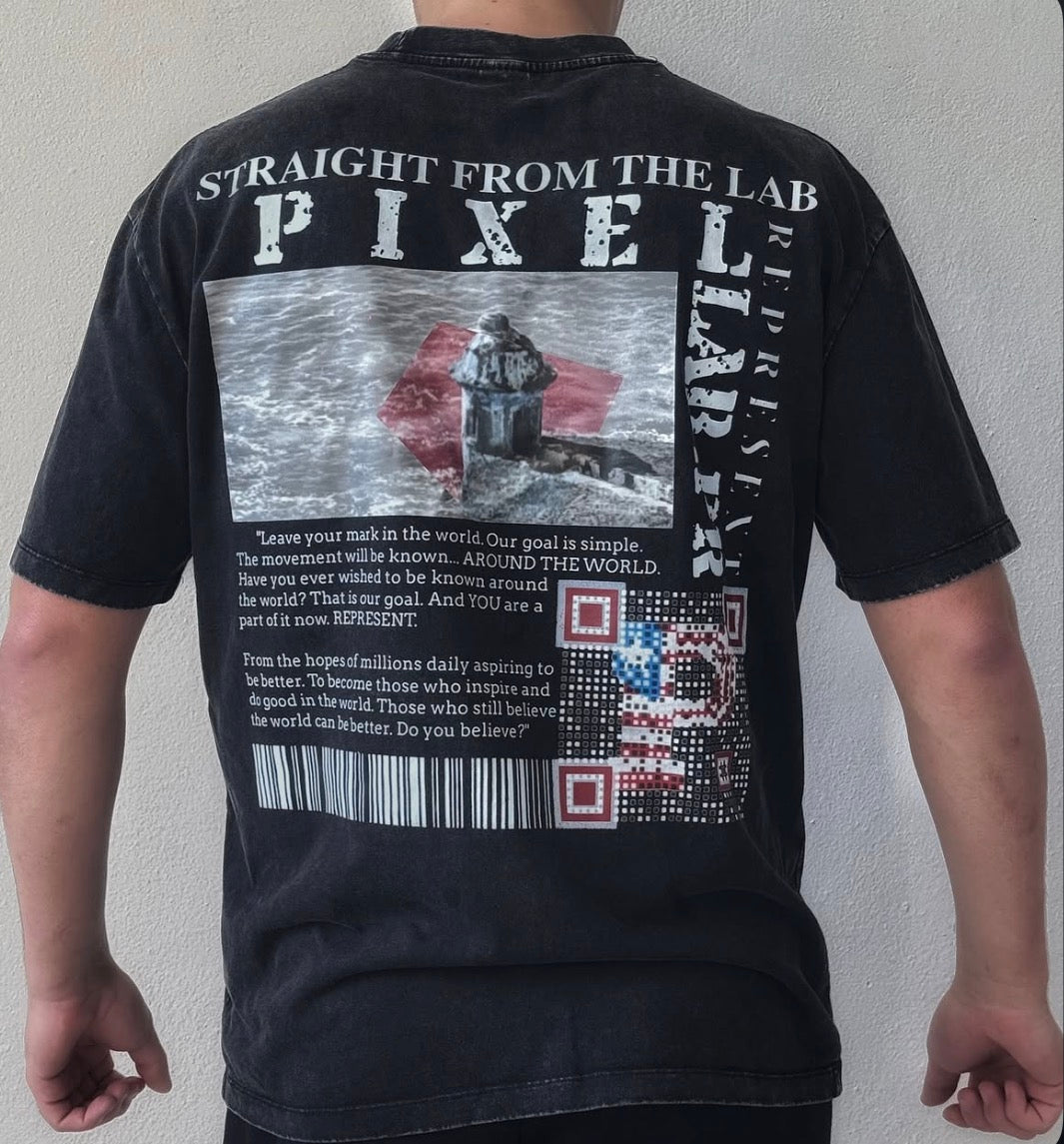 PIXEL.PR Logo Tee — espalda con garita San Juan y manifiesto de la marca