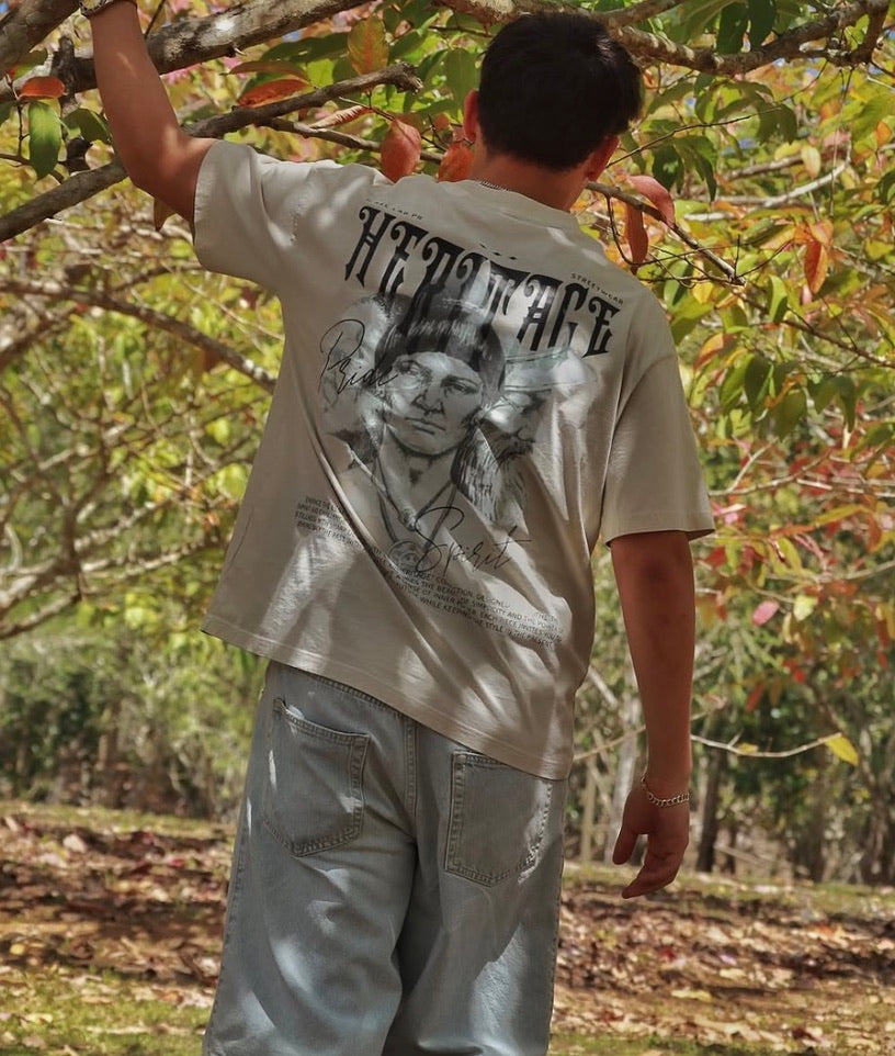 Heritage Tee crema oversized — HERITAGE tipografía gótica al frente