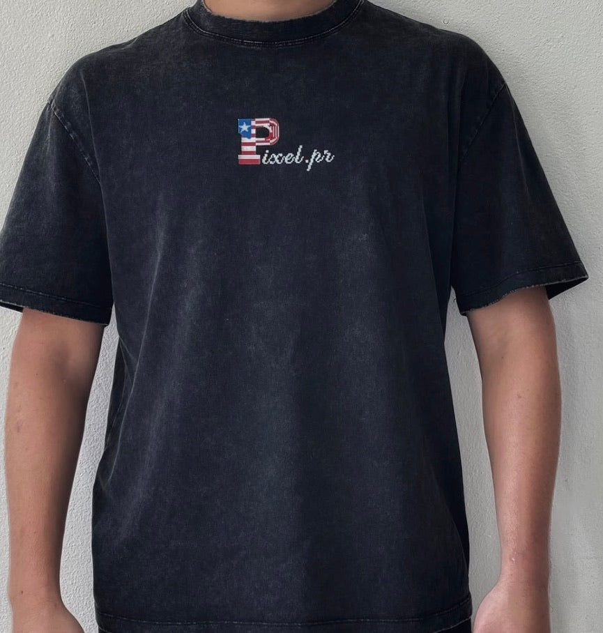 PIXEL.PR Logo Tee negro oversized — vista detalle bordado P pixelada